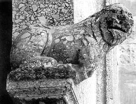 Portale principale, Leone che guarda sud