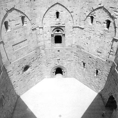 Castel del Monte, il cortile con i due portali sud (di fronte) e nord ovest (a destra)