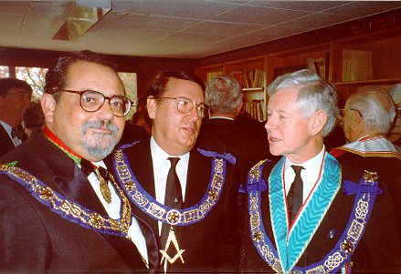 O Gro-Mestre LNC com o Grande Secretrio da Grande Loja Unidade de Inglaterra e com o Vice-Gro Mestre da Grande Loja de Espanha